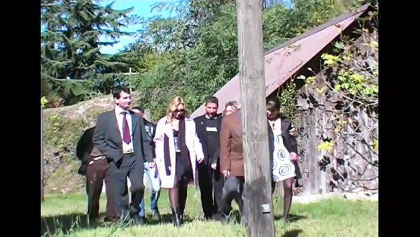 Stream uncut scene : Vintage Busty MILFs Veronica Belli & Alessia Donati in Hot Lesbian Threesome Outdoor Pussy Licking and Dildo Fun