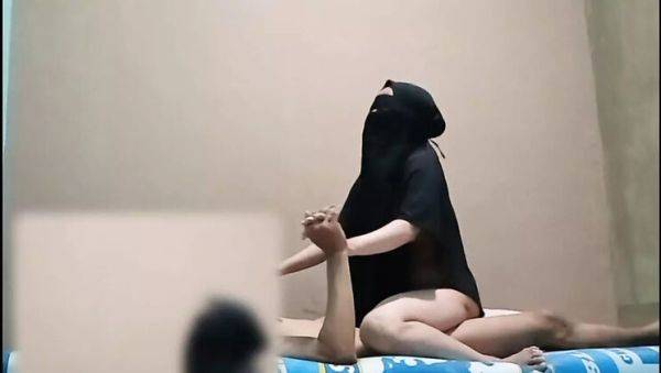 View this hardcore movie called : Hot Hijab Neighbor Swaying in Homemade Sex with Creampie