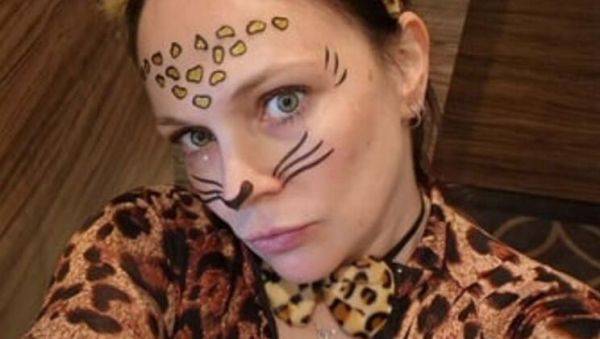 Stream this hardcore scene called : Saskialove87 Takes Small Cock in Hotel Room and Gets Filled Like a Naughty Slut