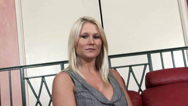 View the uncut movie : Hot Blonde Stepsister Juliana Jolene Shows Her Tight Pussy in 4K