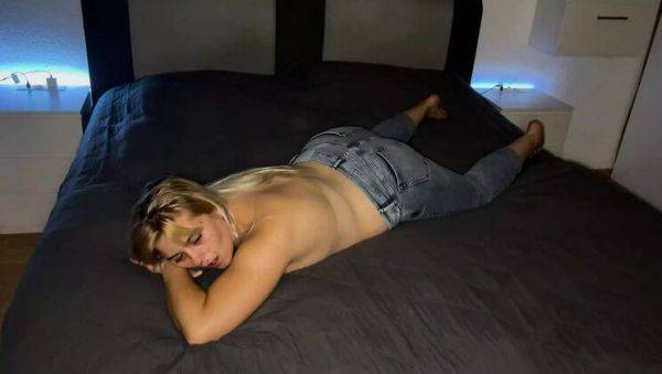 Stream the complete video called : Naked Girl on Bed with Vibrator - Loud Moaning, Wet Pussy, and Multiple Orgasms - Bonieclydeerotik