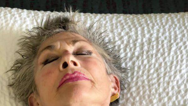 View HD movie of : Hot MILF Fingering Her Pussy in Hotel Room - Solo Female Masturbation