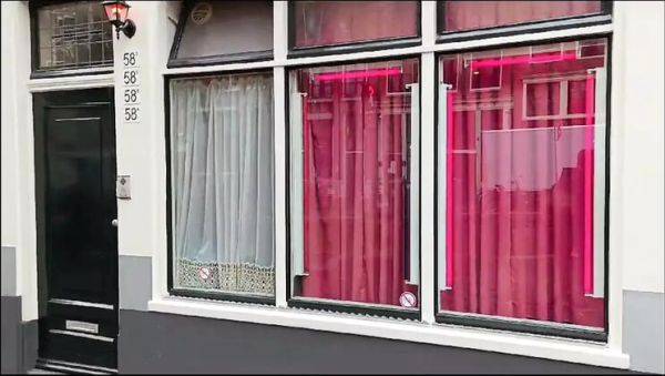 Play uncut video named : Amsterdam Red Light Hookup: Laura Dee Takes Off Condom for Creampie