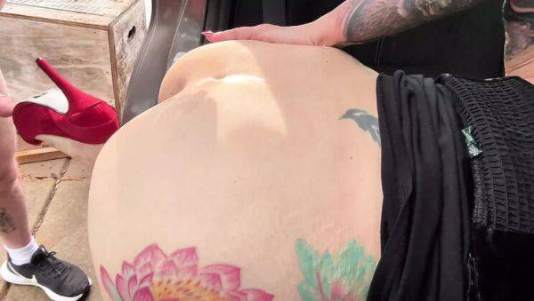 Stream the HD scene of : MILF Molly McSquirts Gets Fucked Hard by Uber Driver in Driveway - Squirting & Cumshot