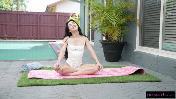 Watch uncensored movie : Delilah Dagger Gets Dicked Down During Downward Dog