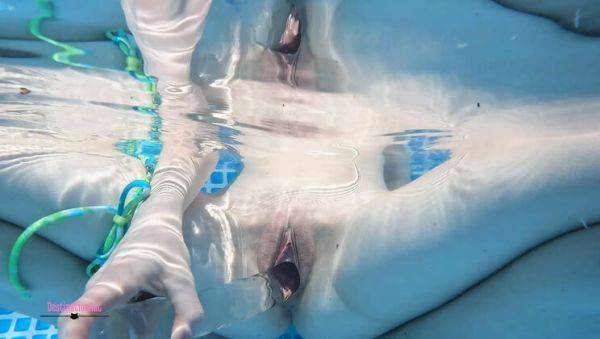 Watch this uncut clip : Petite American Babe Destination Kat Plays with Dildo Underwater - Creamy Pussy & Sex Toy Fun