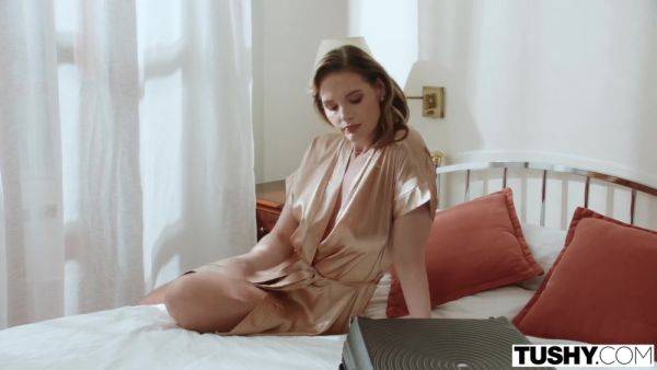 Stream full scene called : Anal-curious Milf Gapes For Masseuse - Bonni Gee & Alberto Blanco