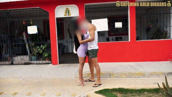 View complete video of : Hot Peruvian Girl Fucks White Dude After Kissing - Big Booty Latina Amateur