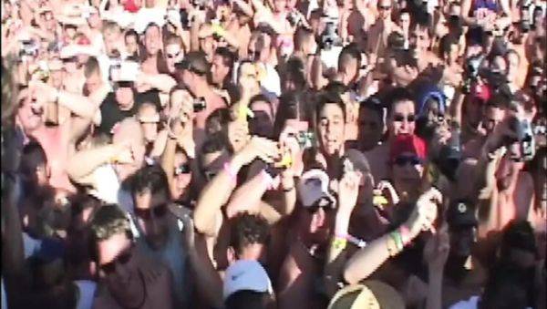 Enjoy watching the uncensored video : Calli Cox & Hot Blonde Friends Fuck Hard on Spring Break Beach - Lesbian Licking & Cum Facials