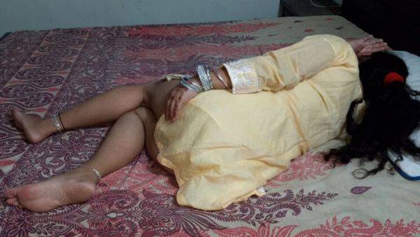 View complete scene titled : Desi Indian Sister-in-Law Spreads Legs Naked to Seduce - QueenbeautyQB