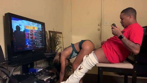 Play the uncensored movie of : Mini Stallion sucks BBC while gamer boyfriend plays - Homemade Anal & Blowjob