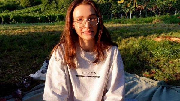 Stream the hardcore movie titled : Teen Emmi-Hill Spreads Tight Asshole & Huge Labia Pussy Close-Up