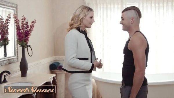 Stream HD movie of : Nathan Bronson & Mona Wales Fuck Slow & Passionate - Blonde MILF in Lingerie