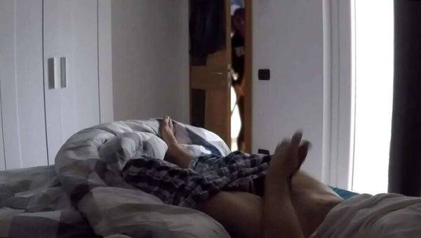 Play the complete scene named : Teen Stepdaughter Catches Stepdad Jerking Off in Bed - Angellove