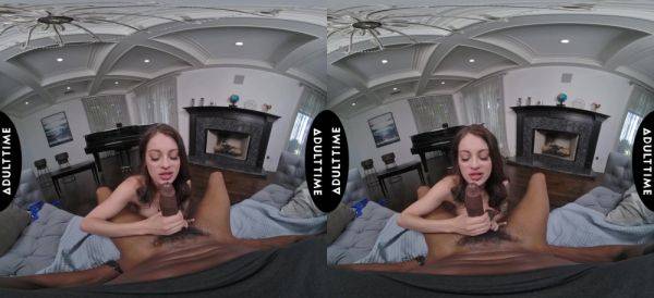 View this complete scene : Isiah Maxwell and Maddy May in the hottest vr scene ever