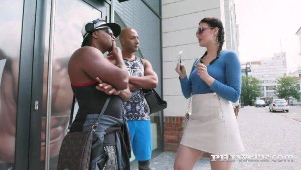 Watch the full movie : Hannah Vivienne debuts with interracial gangbang