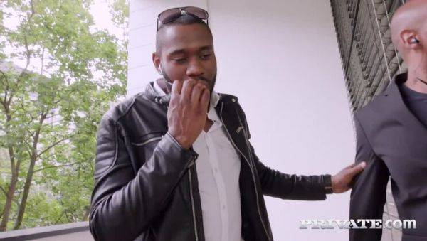 Play complete scene of : Nicole Love enjoys interracial gangbang