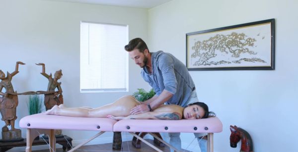 View uncensored video of : Skinny asian babe Avery Black rides Lucas Frost’s cock