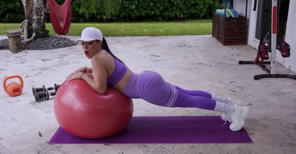 Stream the complete scene : Fitness coach Gi Joey fucked Sandy Love in yoga pants.