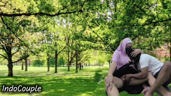 Stream this HD clip : Pasutri Indo In Rekaman Seks Lagi Asik Nyepong Kontol Pasangan Berhijab Di Taman Umum