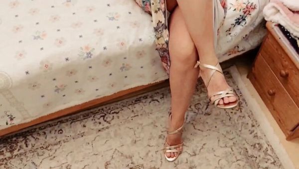 Enjoy watching this HD clip named : Amateur Blonde Mature Wife Foot Fetish in High Heels