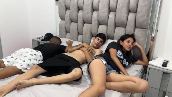 Enjoy watching the hardcore video named : Sexo Duro - Guapo Y Musculoso Joven Le Da Una Fuerte Follada Ala Traviesa Cachonda Novia De Su Pequeno Enano Mejor Amigo
