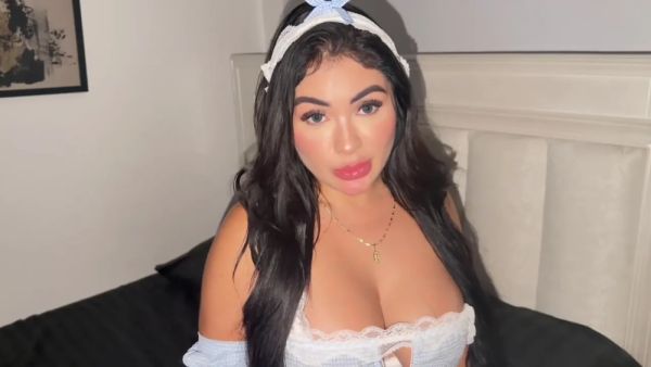 Enjoy watching the complete video titled : Me La Metio Toda Mientras Limpiaba Me Lleno El Cono De Leche - Alejandra Palacios