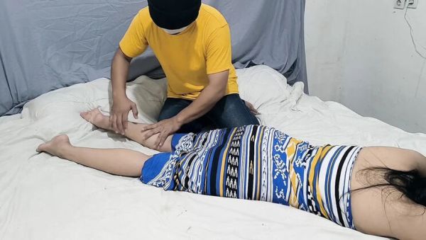 Enjoy watching this complete clip titled : Indonesian MILF LadyBali Gets Oiled Massage and Stabbed by Neighbor