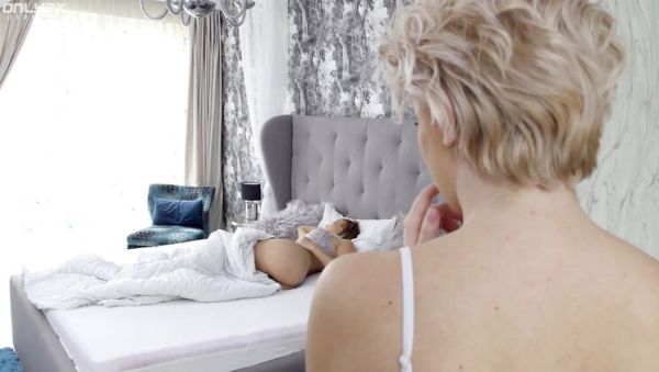 Play this complete clip of : Kittina Finds Lisa for Morning Pussy Eating