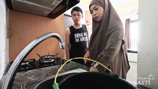 View uncut movie of : Hijab Neighbor Fucks Me When She Asks for Help Fixing Tap Water