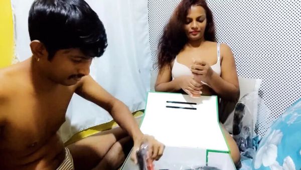 Play complete clip of : Nilmini Sheron and Don Fashion Diary Sex Toy Review – Sri Lankan Couple Homemade