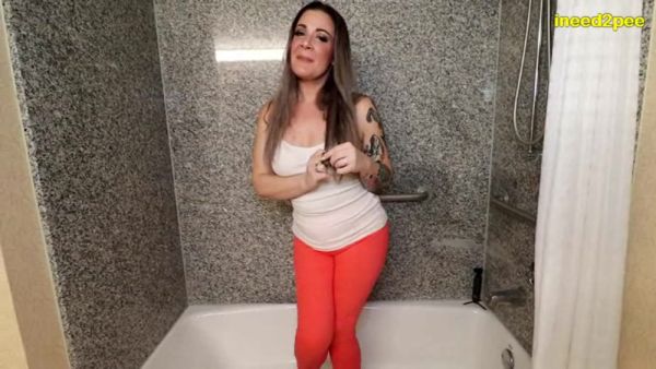 View this HD clip : INEED2PEE Whitney Morgan candid pissing orange pants in tub - Ineed2pee Ineedamommy