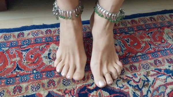View complete clip named : Beautiful Mature Body Posing and Feet Worship