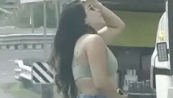 Play uncut movie : Latina Hotwife Ana Carla Shows Off For Truck Drivers On The Road