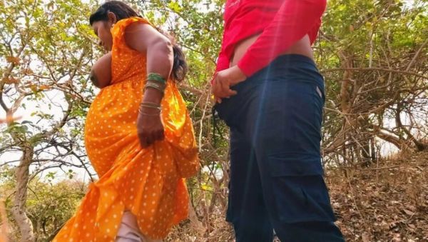 Enjoy watching this hardcore movie called : Permi Pooja Outdoor Bathroom Sex - Desi Bhabhi Doggy Style in Jungle Morning