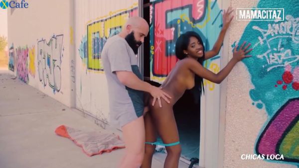 Enjoy watching the complete clip called : Pretty Ebony Chick Boni Brown Is Having An Outdoor Fuck With Max Cortes