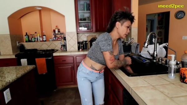 Play this HD scene titled : INEED2PEE IPOD Loosey Lu stuck wetting her classic blue jeans - Ineed2pee Ineedamommy