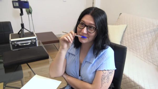 Play the HD video : Troleando al candidato...Soy la Secretaria y tengo que tomar