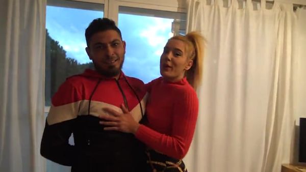 Watch this full scene named : Clara la muñequita sueña con un trio de su marido y un pollon