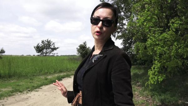 View this complete video called : Amateur MILF Wanilianna Golden Shower Outdoor in Stockings 4K