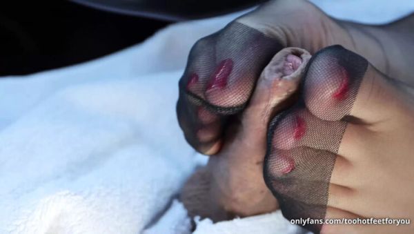 View hardcore clip : MILF Mistress Gives Slow Nylon Footjob & Cum on Feet - Amateur German HD