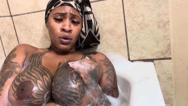 View hardcore scene : Sexy amateur Marrijanee solo in bathroom - big natural tits and huge ebony ass close-up