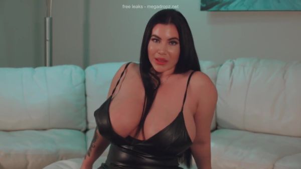 Play the complete movie of : Masturbates In Her Latex Dress
