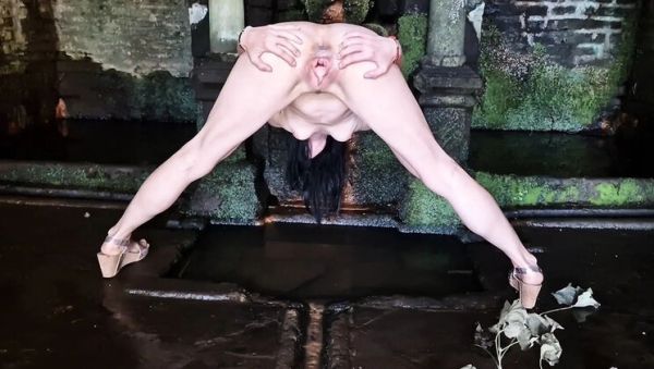 Stream uncensored movie of : Nicky Brill Outdoor Gaping Pussy and Pissing Close Up - Amateur MILF Solo