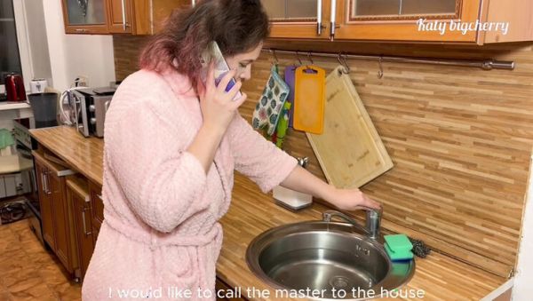 View this uncensored movie : Katybigcherry Gets Her Ass Fucked By The Plumber After Calling Him To Fix The Sink