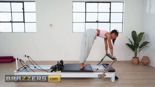 Watch HD scene : Ryan Reid gets her tight shaved pussy stretched by Victor Ray in a hardcore fitness session