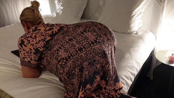 View the hardcore scene titled : German MILF Selena701 Foot Worship & Cumshot - Amateur Mature Wife Fetish 4K