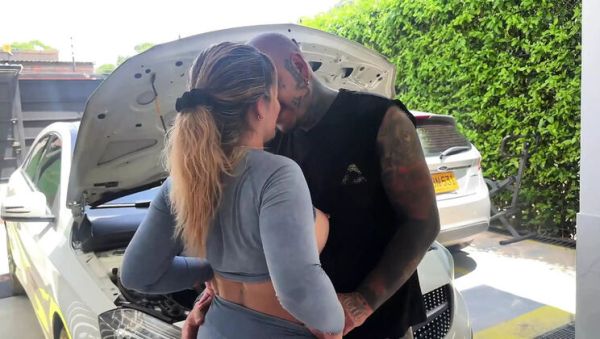Play the HD video : Juliana Rose Horny Colombian MILF Sucks Mechanic Cock Outdoor Blowjob & Rough Fucking