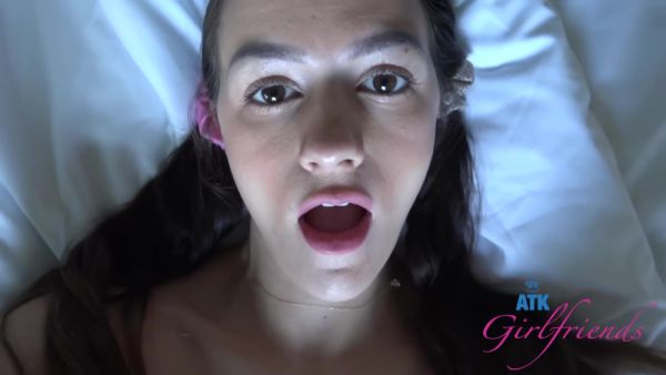 Enjoy watching complete movie : Waked Up By Busty Girlfriend - Summer Renee