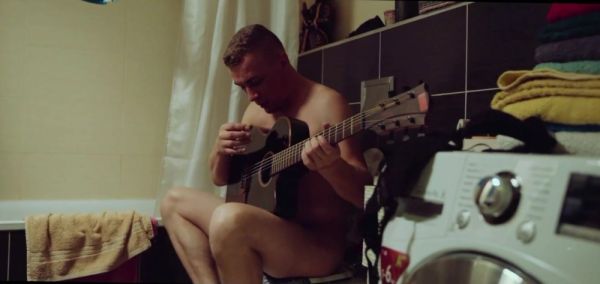Play the hardcore scene : Boyfriend Distracted from Guitar by Oral Sex